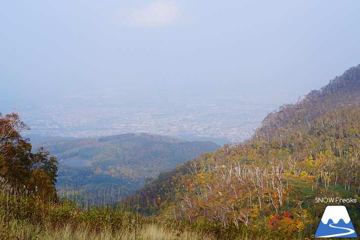 標高1,023m。錦秋に染まる手稲山へ。